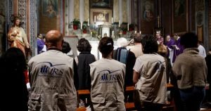 Voluntários do Serviço Jesuíta para Refugiados participam da missa